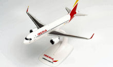 Indlæs billede til gallerivisning AIRBUS A320 neo Iberia Barajas hvid/rød/gul 1:200 fra Herpa