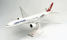 Indlæs billede til gallerivisning Boeing 777-300ER Turkish Airlines Izmir hvid/rød 1:200