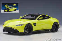 Indlæs billede til gallerivisning 1/18 2019 Aston Martin Vantage, lime essence 1:18