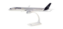 Indlæs billede til gallerivisning Airbus A350-900 Lufthansa Schwerin D-AIXM hvid/mørk blå 1:200