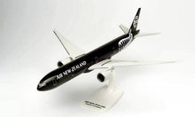 Indlæs billede til gallerivisning Boeing 777-300ER Air New Zealand All Blacks sort/grå 1:200
