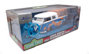 VW BUS PICK 1963 W/COOKIE MONSTER FIGURE 1:24