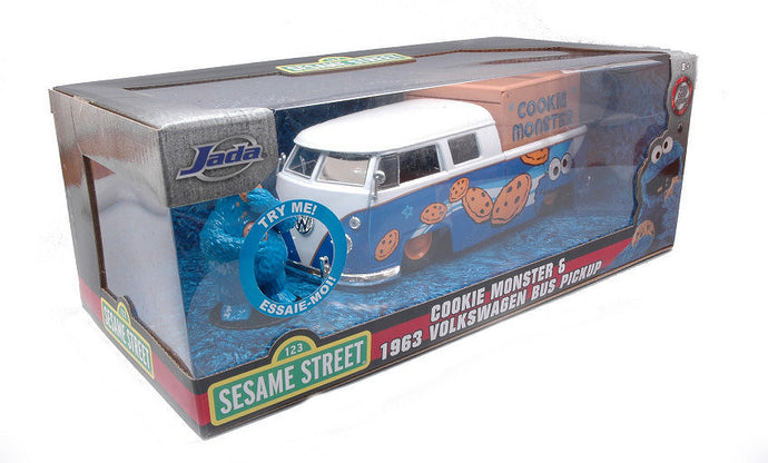 VW BUS PICK 1963 W/COOKIE MONSTER FIGURE 1:24