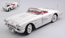 Indlæs billede til gallerivisning CHEVROLET CORVETTE CABRIOLET 1958 hvid/sølv 1:18