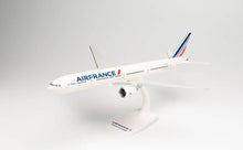 Indlæs billede til gallerivisning Boeing 777-300ER Air France 2021 L. La Rochelle Strasbourg hvid/blå/rød 1:200 fra Herpa