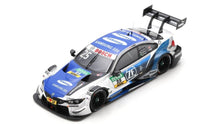 Indlæs billede til gallerivisning BMW M4 DTM #25 PHILIPP ENG HOCKENHEIM 2018 blå/hvid 1:43
