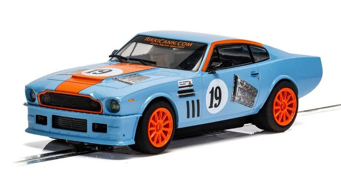 ASTON MARTIN V8 GULF EDITION RIKKI CANN RACING SLOT 1:32