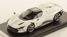 Indlæs billede til gallerivisning FERRARI DAYTONA SP3 CLOSED ROOF 2022 WHITE PEARL MET 1:43