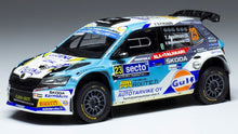 Indlæs billede til gallerivisning Skoda FABIA RALLY2 EVO #23 ASUNMAA/MANNISENMAKI WRC RALLYE FINLAND 2022 hvid/lys blå 1:43