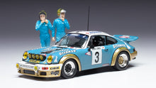 Indlæs billede til gallerivisning Porsche CARRERA RS #3 NICOLAS/LAVERNE WINNER RALLY MONTE CARLO 1978 + FIGUREN lys blå/hvid/guld 1:43