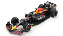 Indlæs billede til gallerivisning RED BULL RACING ORACLE B18 #1 MAX VERSTAPPEN - WINNER ABU DHABI GP 2022 (WITH TYRE MARKS) mørk blå/rød/gul 1:18