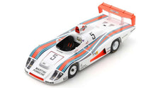 Indlæs billede til gallerivisning Porsche 936/78 #5 PESCAROLO/MASS/ICKX 24H LE MANS 1978 With Acrylic Cover hvid/rød/blå 1:18