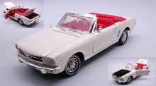 Indlæs billede til gallerivisning FORD USA MUSTANG CABRIOLET OPEN 1964 - JAMES BOND 007 - GOLDFINGER - MISSIONE GOLDFINGER WHITE 1:18