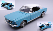 Indlæs billede til gallerivisning Ford MUSTANG 1964 1/2 - JAMES BOND &quot;THUNDERBALL&quot; lys blå/hvid 1:18