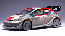 Indlæs billede til gallerivisning Toyota GT YARIS RALLY1 HYBRID #69 ROVANPERA/HALTTUNEN SAFARI RALLY 2023 hvid/rød/sort 1:18