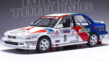 Indlæs billede til gallerivisning Mitsubishi GALANT VR-4 #4 VATANEN/BERGLUND RAC RALLY 1990 hvid/blå/rød 1:18