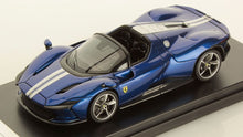 Indlæs billede til gallerivisning FERRARI DAYTONA SP3 OPEN ROOF 2022 BLU ELETTRICO - BLUE MET 1:43
