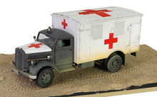 Indlæs billede til gallerivisning Opel BLITZ GERMAN 4x4 AMBULANCE 1940 grå/hvid/rød 1:32