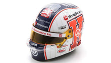Indlæs billede til gallerivisning MONEYGRAM HAAS F1 TEAM - KEVIN MAGNUSSEN - MIAMI GP HELMET 2023 hvid/blå/rød 1:5