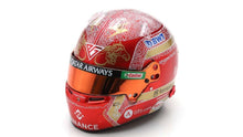 Indlæs billede til gallerivisning PIERRE GASLY - HELMET - QATAR GP 2023 rød/guld 1:5
