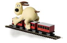 Indlæs billede til gallerivisning WALLACE &amp; GROMIT - THE WRONG TROUSERS - GROMIT &amp; COACHES rød/grå