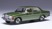 Indlæs billede til gallerivisning Mercedes Benz 240D (W123) 1976 grøn metallic 1:43 fra Ixo Model