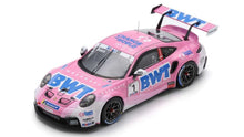 Indlæs billede til gallerivisning Porsche 911 GT3 CUP #1 BASTIAN BUUS - PORSCHE SUPERCUP CHAMPION 2023 lyserød/hvid/blå 1:43