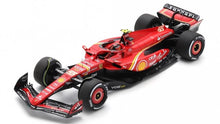 Indlæs billede til gallerivisning FERRARI F1 SF-24 TEAM SCUDERIA FERRARI N 55 3rd BAHRAIN GP 2024 CARLOS SAINZ WITH SHOWCASE RED BLACK 1:18