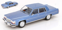 Indlæs billede til gallerivisning Cadillac FLEETWOOD BROUGHAM 1982 lys blå metallic 1:18