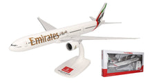 Indlæs billede til gallerivisning Boeing 777-300ER Emirates 2023 colors hvid/guld/rød/sort 1:200 fra Herpa