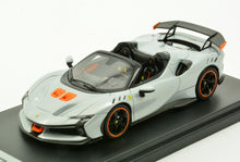 Indlæs billede til gallerivisning FERRARI SF90 XX STRADALE SPIDER 2024 BIANCO ARTICO - WHITE MET ORANGE BLACK 1:43