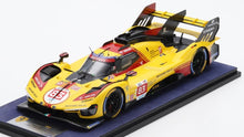Indlæs billede til gallerivisning FERRARI 499P 3.0L TURBO V6 TEAM AF CORSE N 83 24h LE MANS 2024 ROBERT KUBICA - ROBERT SHWARTZMAN - YIFEI YE - WITH SHOWCASE - CON VETRINA YELLOW RED 1:18