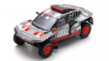 Indlæs billede til gallerivisning AUDI Q E-TRON RS TEAM AUDI SPORT N 207 RALLY DAKAR 2023 CARLOS SAINZ - LUCAS CRUZ GREY SILVER BLACK 1:18