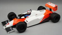 Indlæs billede til gallerivisning Mclaren MP4/1C 1983 Winner USA GP #7 John Watson - with driver figure hvid/orange 1:18