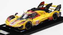 Indlæs billede til gallerivisning FERRARI 499P 3.0L TURBO V6 TEAM AF CORSE N 83 24h LE MANS 2024 ROBERT KUBICA - ROBERT SHWARTZMAN - YIFEI YE - WITH SHOWCASE - CON VETRINA YELLOW RED 1:12