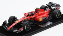 Indlæs billede til gallerivisning FERRARI F1 SF-23 TEAM SCUDERIA FERRARI N 55 WINNER SINGAPORE GP 2023 CARLOS SAINZ WITH SHOWCASE RED BLACK 1:18