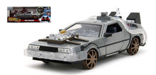 Indlæs billede til gallerivisning DE LOREAN &quot;BACK TO THE FUTURE III&quot; RAILROAD WHEELS W/LIGHTS TRY ME 1:24