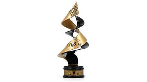TROPHY LE MANS 100 ANNIVERSARIES guld/sort 1:18 fra Spark Model