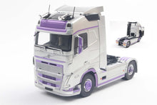 Indlæs billede til gallerivisning VOLVO FH16 750 GLOBETROTTER XL TRACTOR TRUCK 2-ASSI 2021 SILVER PURPLE 1:24