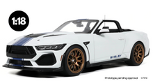 Indlæs billede til gallerivisning Shelby MUSTANG SUPERSNAKE CONVERTIBLE 2025 hvid/blå 1:18