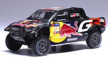 Indlæs billede til gallerivisning Toyota GR DKR HILUX EVO T1U #216 QUINTERO/ZENZ RALLY DAKAR 2024 sort/mørk blå/gul/rød 1:43