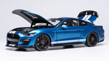 Indlæs billede til gallerivisning FORD MUSTANG SHELBY GT 500 2022 BLUE/WHITE 1:18n fra Ixo Model