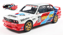 Indlæs billede til gallerivisning BMW 3-SERIES (E30) N 27 JTCC SEASON 1986 ATSUSHI KAWAMOTO - ANTHONY REID WHITE RED BLUE 1:18