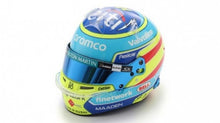 Indlæs billede til gallerivisning ASTON MARTIN ARAMCO FORMULA ONE TEAM - FERNANDO ALONSO HELMET 2025 blå/gul/rød 1:5