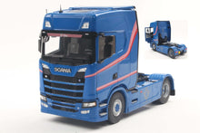 Indlæs billede til gallerivisning Scania 580S HIGHLINE - 113 TRIBUTE 2023 blå/rød 1:24