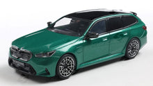 Indlæs billede til gallerivisning BMW M5 TOURING 2024 ISLE OF MANnGREEN 1:43 fra Solido