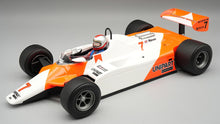 Indlæs billede til gallerivisning Mclaren MP4/1B 1982 Winner USA GP Detroit #7 Driven by: John Watson with driver figure rød/hvid 1:18