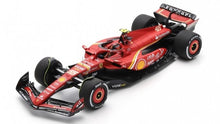 Indlæs billede til gallerivisning FERRARI F1 SF-24 TEAM SCUDERIA FERRARI N 55 WINNER AUSTRALIAN GP 2024 CARLOS SAINZ WITH SHOWCASE RED BLACK 1:18