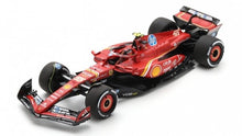 Indlæs billede til gallerivisning FERRARI F1 SF-24 TEAM SCUDERIA FERRARI N 55 3rd MONACO GP 2024 CARLOS SAINZ WITH SHOWCASE RED WHITE YELLOW 1:18