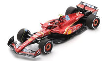 Indlæs billede til gallerivisning FERRARI F1 SF-24 TEAM SCUDERIA FERRARI N 55 2nd AUSTIN USA GP 2024 CARLOS SAINZ WITH SHOWCASE RED WHITE BLACK 1:18